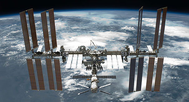 NASA awards contracts to Boeing, SpaceX for manned U.S. flights to space station