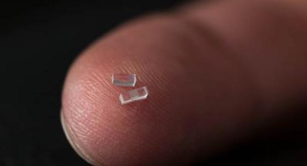 Researchers develop particle accelerator the size of a grain of rice