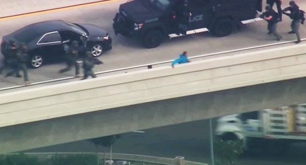 Police rescue kids after father tries to throw them off bridge in San Diego