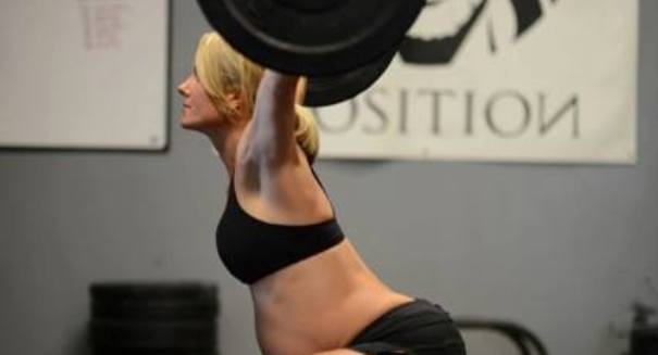 Photo of pregnant woman lifting weights ignites online firestorm