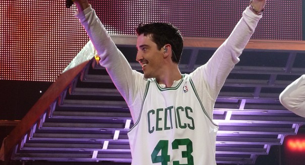 Jonathan Knight walks off the stage during NKOTB concert, offers no explanation