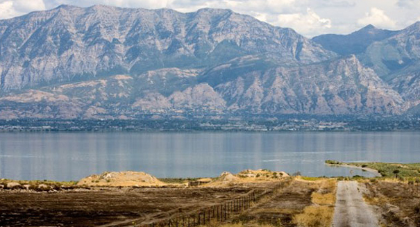 Man and 3 children drown after boat flips over in Utah lake