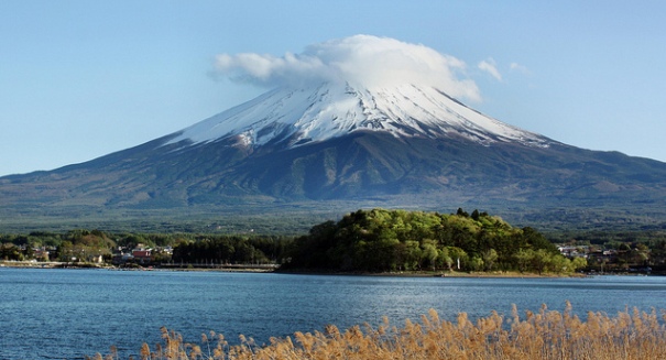 Daredevil Flies Above Mount Fuji With Homemade Jetpack