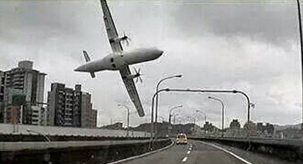 TransAsia passenger plane crashes into Taiwan river