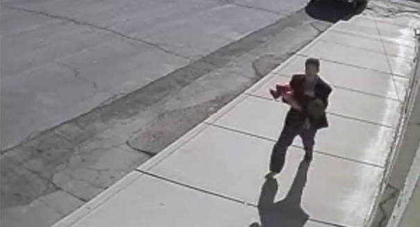 Man attempts to grab toddler in Washington; teenagers chase him down